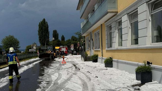 Szokująca anomalia w Niemczech! Grad zasypał miasto, ulice białe