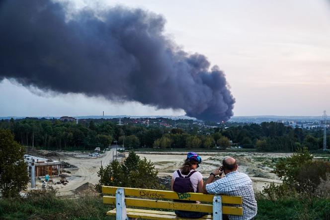 Pożar w Sosnowcu. Strażacy zlokalizowali źródło ognia. Płonęły niebezpieczne substancje. Trwa dogaszanie pogorzeliska [ZDJĘCIA, WIDEO]