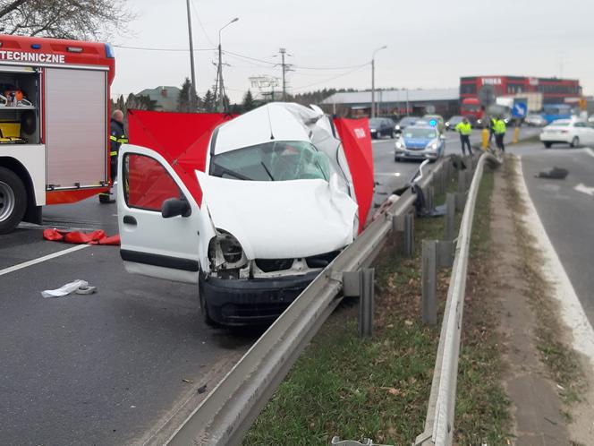 Tragiczny wypadek na S7: TIR zmiótł osobówkę z drogi