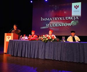 Podczas uroczystej ceremonii inauguracji nowego roku akademickiego 2024/2025 odbyła się tradycyjna immatrykulacja studentów i studentek pierwszego roku.