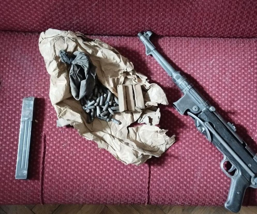 Pistolet maszynowy ukryty w centrum Tarnowa. Obok magazynek i amunicja