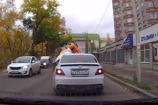Asfalt zapada się pod betoniarką: niezwykły filmik z Rosji – WIDEO