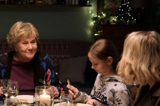 M jak miłość odc. 1854. Judyta  (Paulina Chruściel), Barbara (Teresa Lipowska), Hania (Wiktoria Basik)