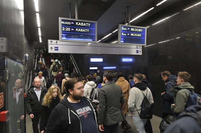 Dantejskie sceny na stacji metra Świętokrzyska. Tłum nie mieści się w korytarzach