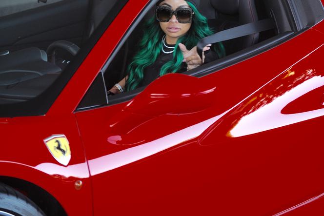 Blac Chyna w zielonych włosach w Ferrari