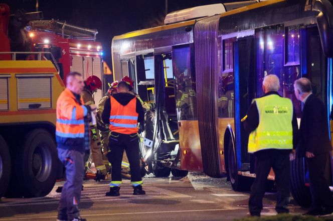 Wypadek z udziałem autobusu i ciężarówki w Warszawie (23.10.2025)