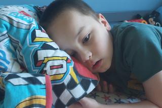 Oskar cierpi w ciszy. Każdy dzień to walka, by przeczekać ból. Mama nie ma już sił