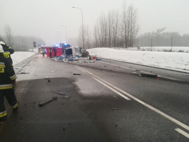 Wypadek na trasie Białystok - Sokółka. Bus zderzył się czołowo z ciężarówką.