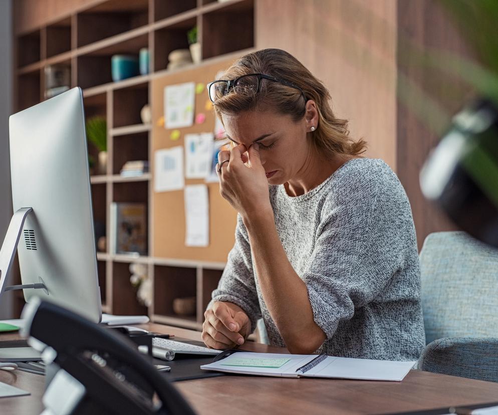 Zmęczona kobieta w pracy