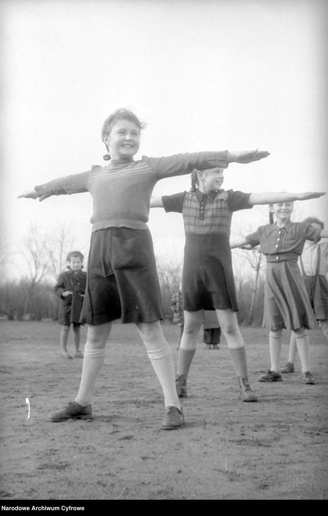 Plac zabaw dla dzieci przy Zarządzie Miejskim w Poznaniu, 1948-1949