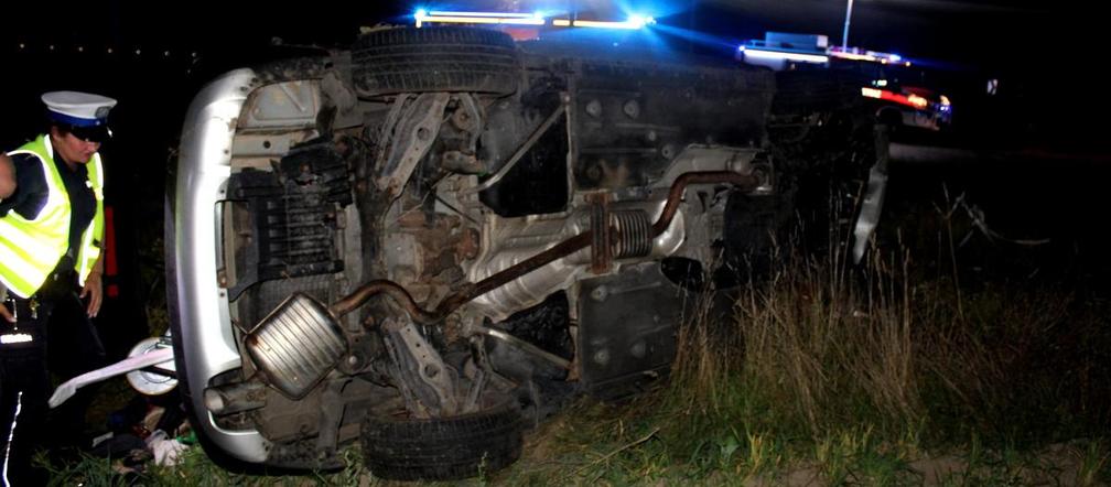 Pijany kierowca BMW przeleciał nad rondem i dachował