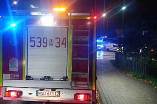 Nowy Dwór Mazowiecki. Autobus zderzył się z samochodem i przeciął barierki. Na pokładzie 33 osoby