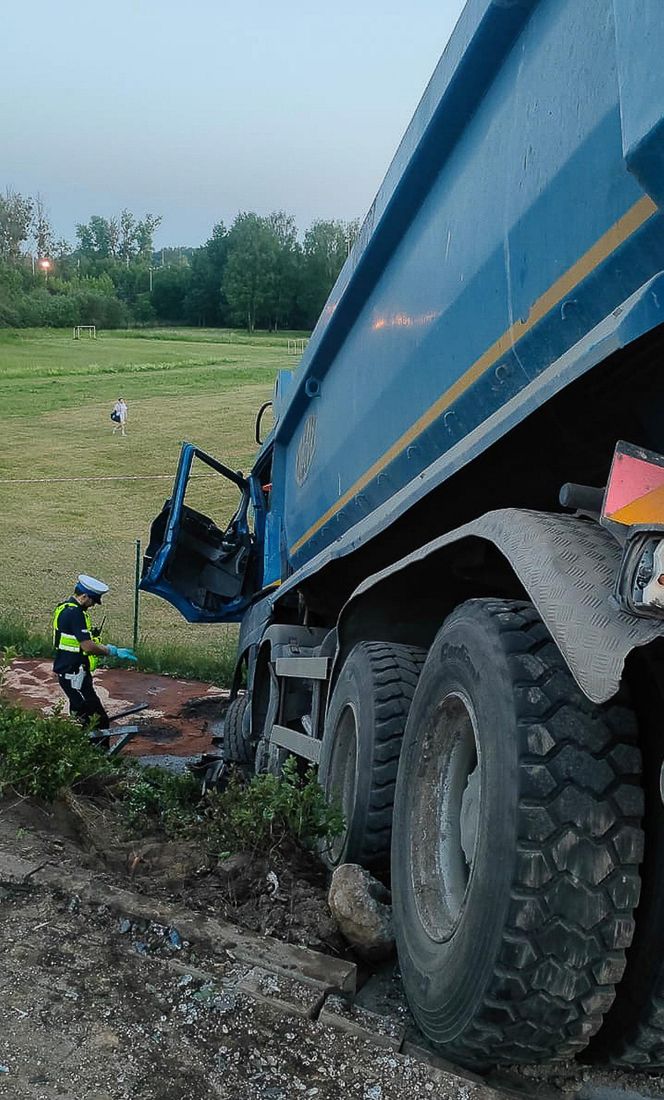 Kierowca wywrotki taranował wszystko na swojej drodze. Nieoczekiwany zwrot.