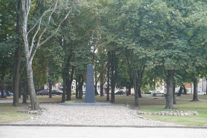 Plac Mordechaja Tenenbauma. To część Skweru przy Żabiej w Białymstoku