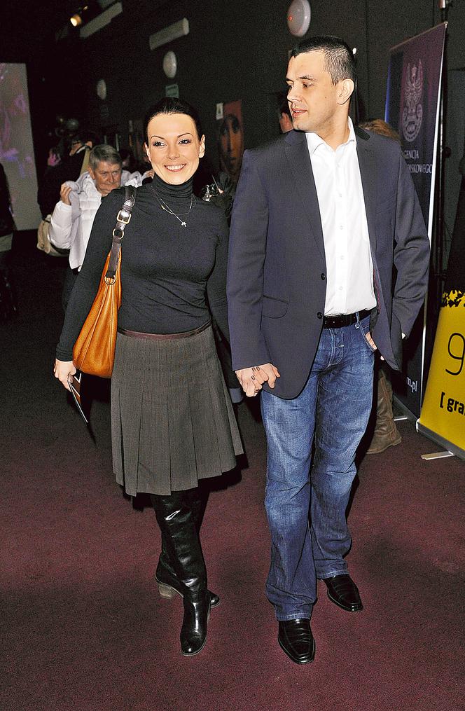 Katarzyna Glinka z mężem Przemysławem Gołdonem - Zakochani na premierze sztuki "Boso przez świat"