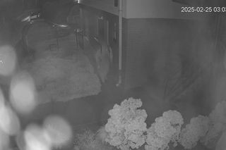 Ktoś rozpylił śmierdzącą substancję na samochód i budynek