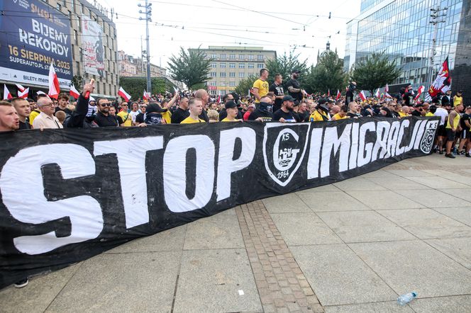 Protest przeciwko imigrantom.Tysiące kibiciów na ulicach Katowic