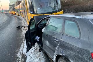 Czołowo huknął w tramwaj. Pijany kierowca uciekł 