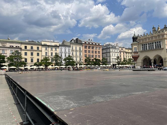 Kontrowersyjna budowa na Rynku Głównym w Krakowie. Mieszkańcy podzieleni