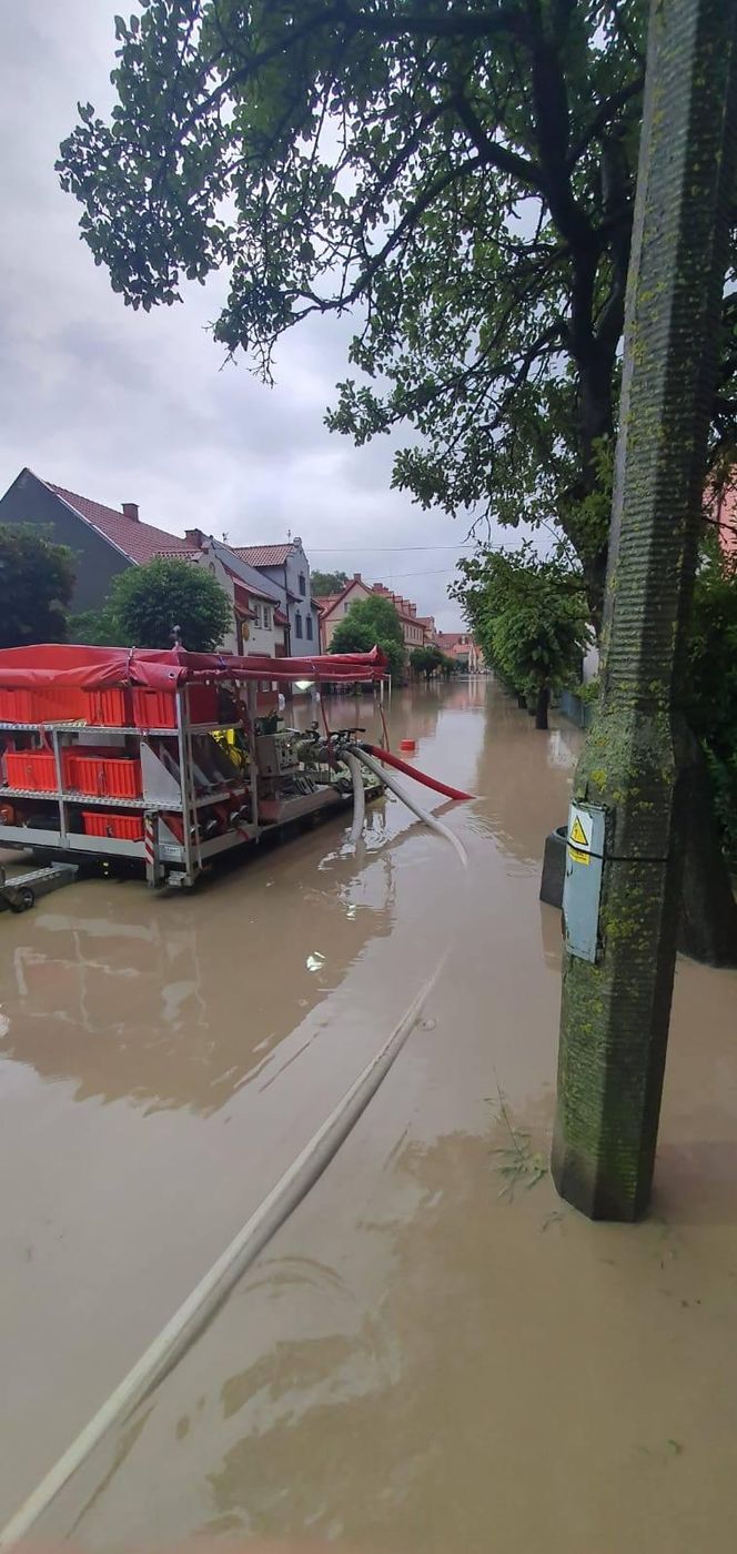 Zalane ulice, woda w budynkach. Dramatyczna sytuacja w Suchaczu i Tolkmicku