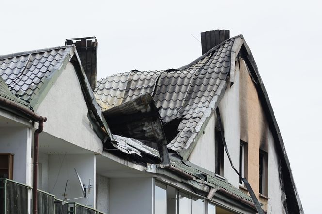 Blok przy ul. Powstańców w Ząbkach po pożarze