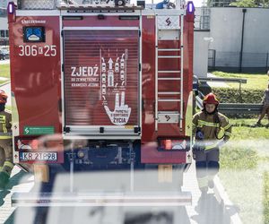 Dwa rozbite samochody i wiele poszkodowanych osób. Tak wyglądała specjalna akcja przed krakowskim szpitalem 