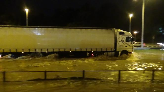 Burza w Warszawie. Wisłostrada zalana w obu kierunkach