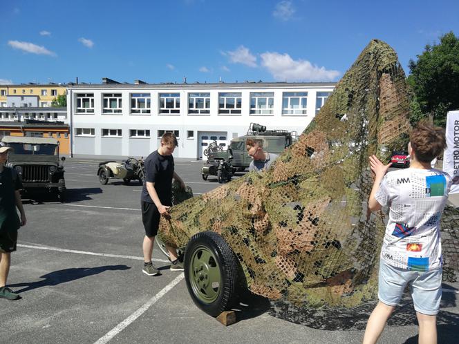 Uczniowie bydgoskie samochodówki zakasali rękawy i odnowili moździerz z 1943 roku! [ZDJĘCIA]