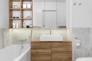 Beton, biel i drewno w łazience