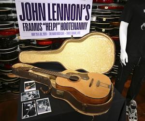 Sprzedali na aukcji zaginioną gitarę Johna Lennona. Cena przyprawia o zawrót głowy!