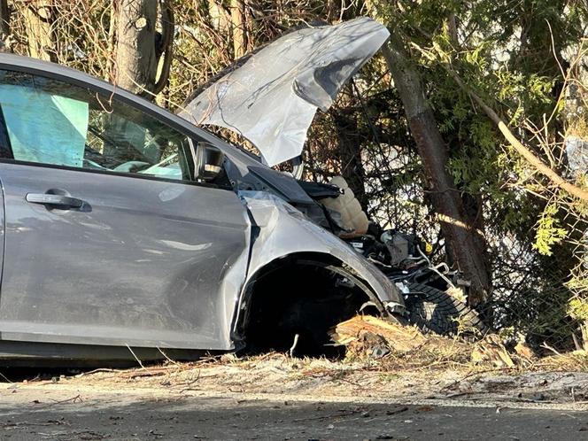 Kierujący sportowym autem roztrzaskał się o eleganckiego jaguara. Sprawca wypadku trafił do szpitala