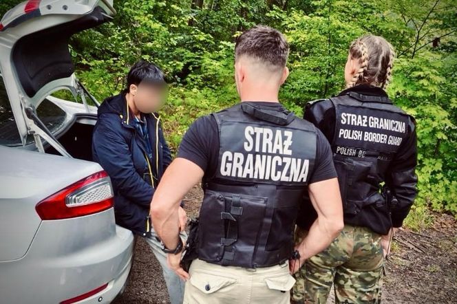 Akcja Straży Granicznej pod Bukiem. Dwóch migrantów wciąż na wolności!