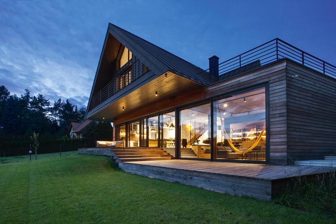 Nowoczesna architektura nawiązująca do chaty podcieniowej