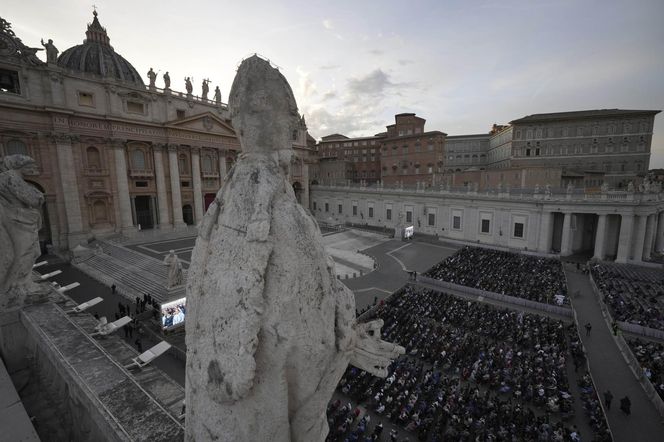 Hołdy na Placu Świętego Piotra.