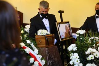 Pogrzeb Bronisława Cieślaka. Przy jego łóżku do końca czuwała ukochana kotka [ZAPIS RELACJI]