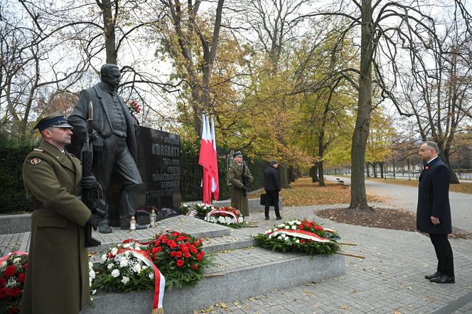 Warszawa. Prezydent Andrzej Duda złożył wieńce przed pomnikami Ojców Niepodległości