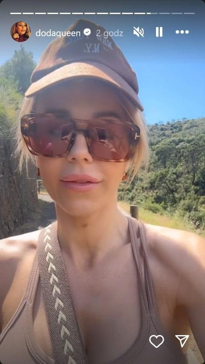 Doda w skąpym kostiumie prezentuje swoje wdzięki. Co za figura!