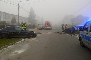 Czołowe zderzenie dwóch osobówek w Sadkach! 23-letni kierowca zasłabł za kółkiem