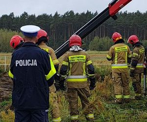 Makabra pod Wieluniem. Samochód zatonął w stawie, w środku zwłoki dwóch mężczyzn