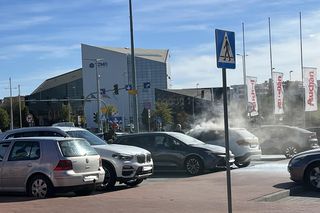 Pożar BMW pod Atrium Copernicus w Toruniu