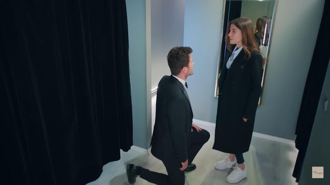 Miłość i nadzieja. Ege uklęknie przed Zeynep! TYLE będzie brakowało, by przyłapała ich Melis