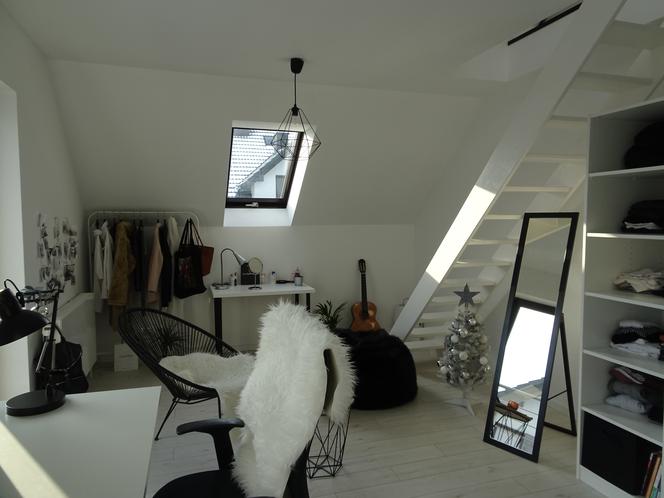 Nowe wnętrze poddasza urządzono w skandynawsko-loftowym stylu