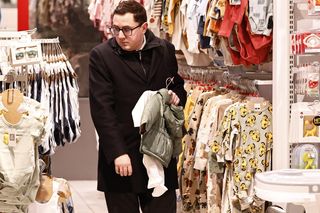 Minister wybrał się po ubranka dla synka