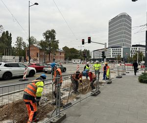 Budowa drogi rowerowej na ul. Puławskiej w Warszawie obok dawnego kina „Moskwa”