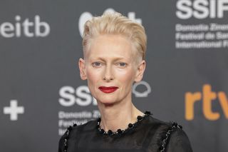 „Byłam na 43 pogrzebach” - Tilda Swinton wraca do najtrudniejszego czasu swojego życia