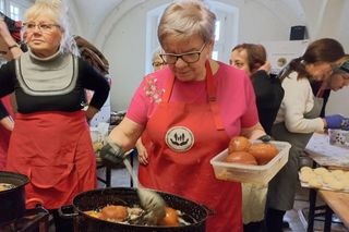 W Leszczyńskim Banku Żywności od rana smażą pączki 