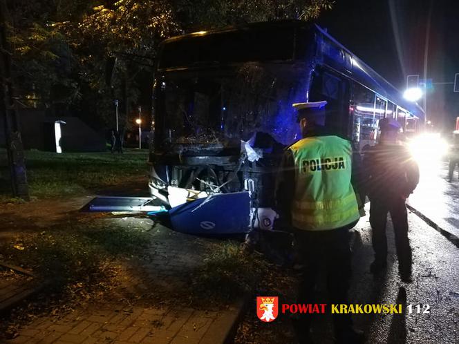 Autobus zderzył się z tirem