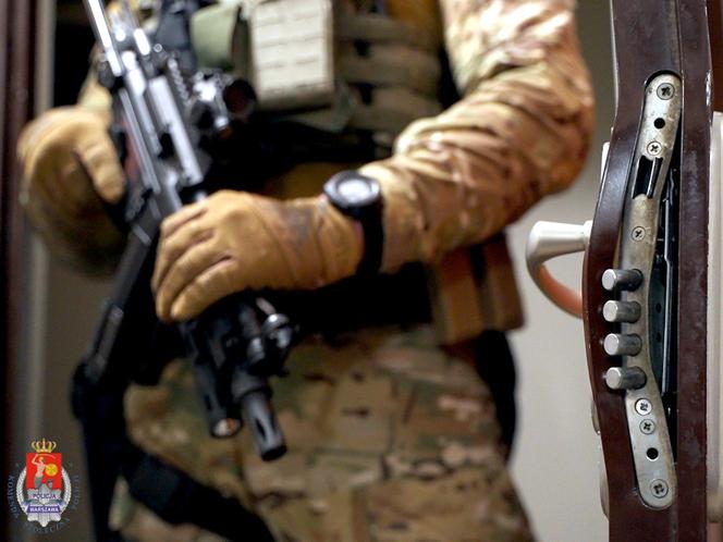 Szok pod Piasecznem. Udawali policjantów, okradli rodzinę z całego majątku. Wśród łupów pieniądze i biżuteria