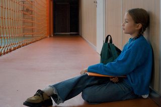 Dziecko w nowej klasie bez przyjaciół? To ważna lekcja adaptacji i samodzielności