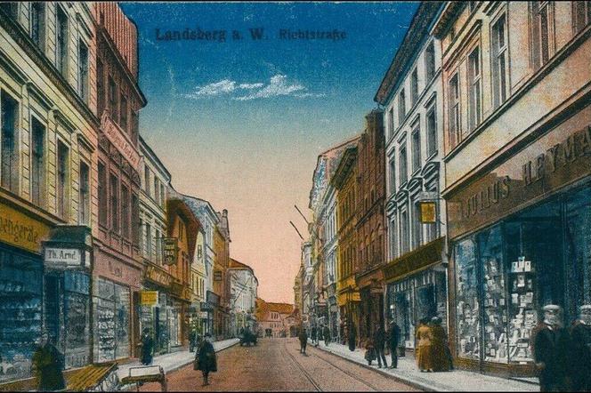 Pocztówka z 1914 roku, po lewej stronie sklep z porcelaną.